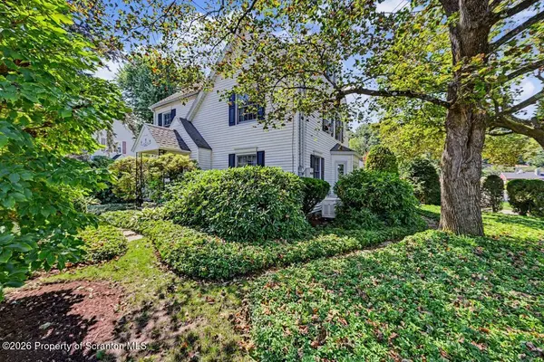 220 Holly LN, Clarks Summit, PA 18411