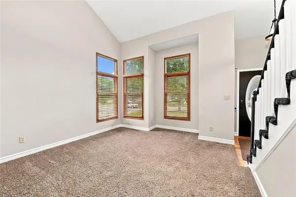 1207 SW Eastman CT, Blue Springs, MO 64015