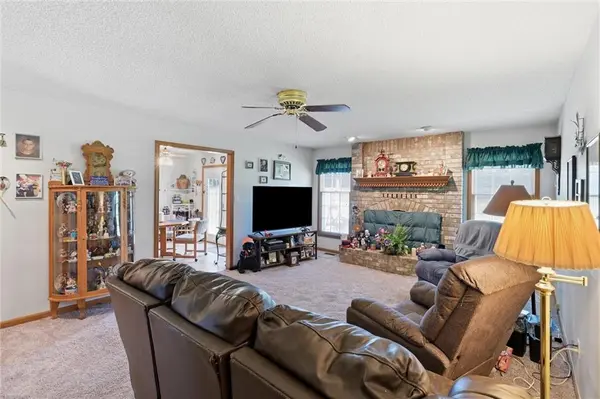 33405 E Oak Hill School RD, Oak Grove, MO 64075