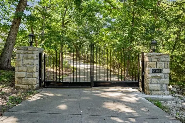 708 S 102 ST, Edwardsville, KS 66111