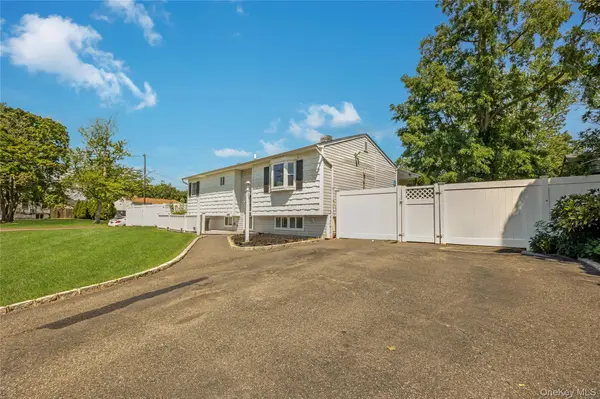 2401 Wave AVE, Medford, NY 11763