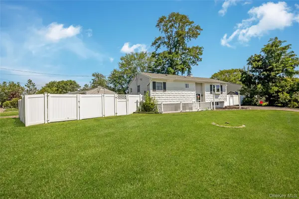 2401 Wave AVE, Medford, NY 11763