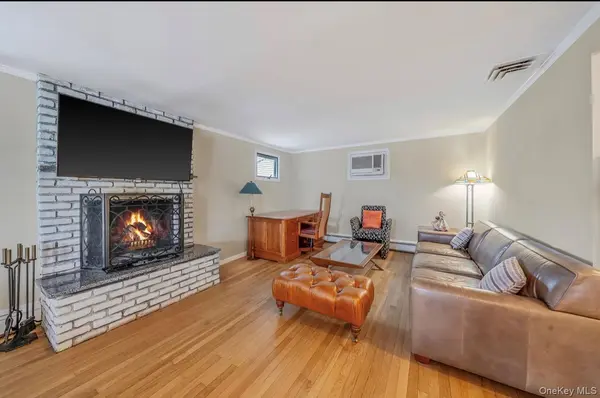 105 Vermont ST #Upper, Long Beach, NY 11561
