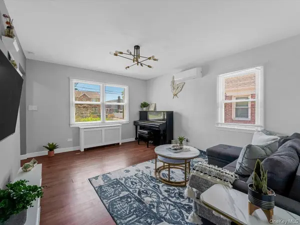 35 79th AVE, New Hyde Park, NY 11040