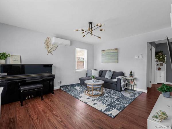 35 79th AVE, New Hyde Park, NY 11040