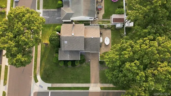 1426 MEADOW LN, Seaford, NY 11783