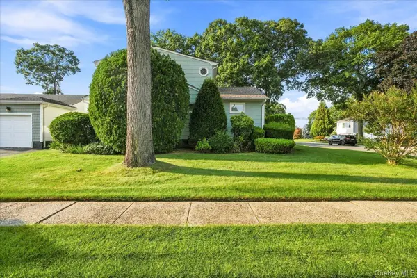 1426 MEADOW LN, Seaford, NY 11783