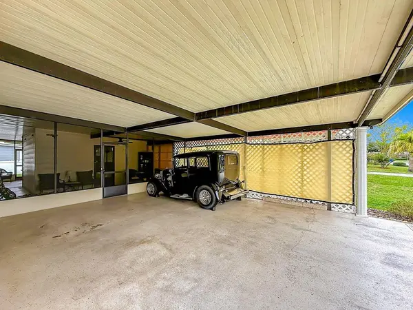1690 NASSAU CIR, Tavares, FL 32778
