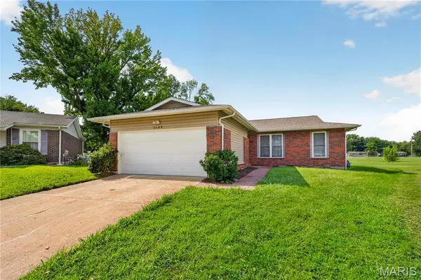 3689 Whispering Woods DR, Florissant, MO 63031