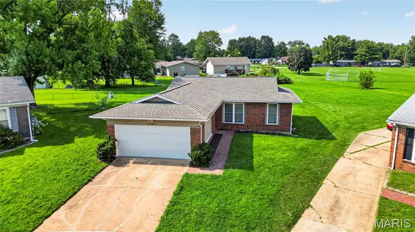 3689 Whispering Woods DR, Florissant, MO 63031