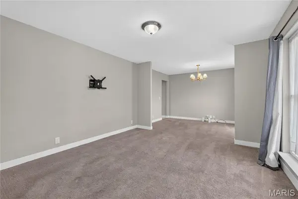 3689 Whispering Woods DR, Florissant, MO 63031