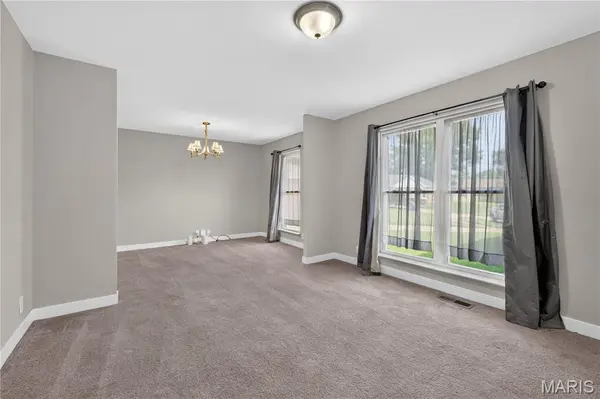 3689 Whispering Woods DR, Florissant, MO 63031
