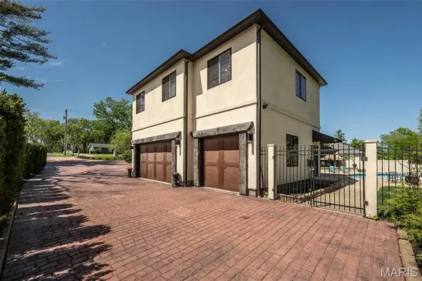 604 Glyn Cagny, Ballwin, MO 63021