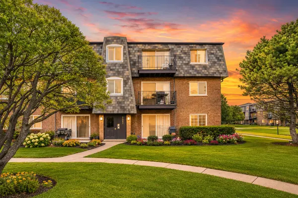 9387 Bay Colony DR #3W, Des Plaines, IL 60016
