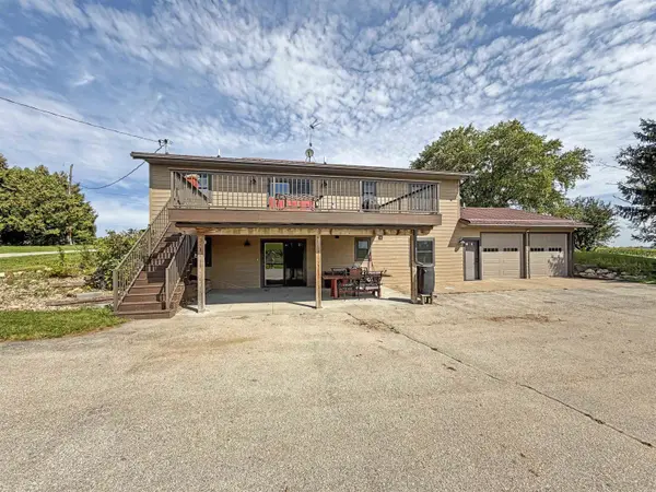 783 Larkin DR, Dorchester, IA 52140