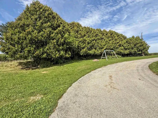 783 Larkin DR, Dorchester, IA 52140