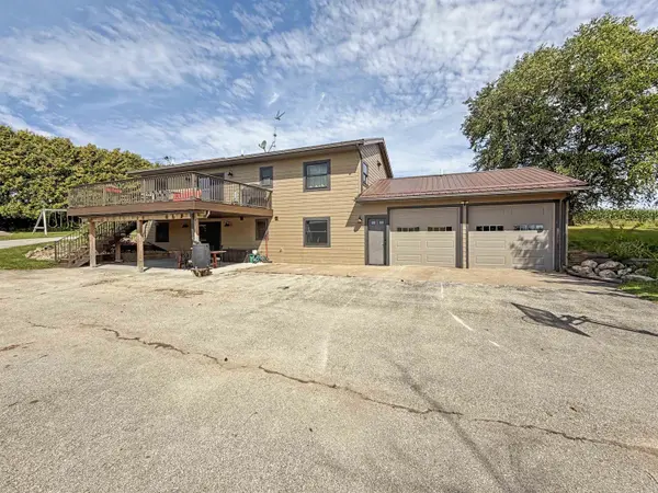 783 Larkin DR, Dorchester, IA 52140