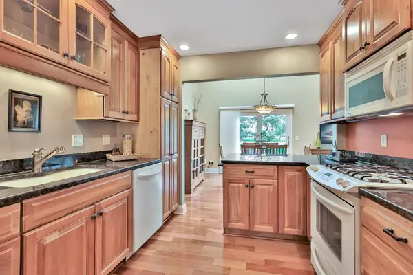 8264 Kingslee RD, Bloomington, MN 55438