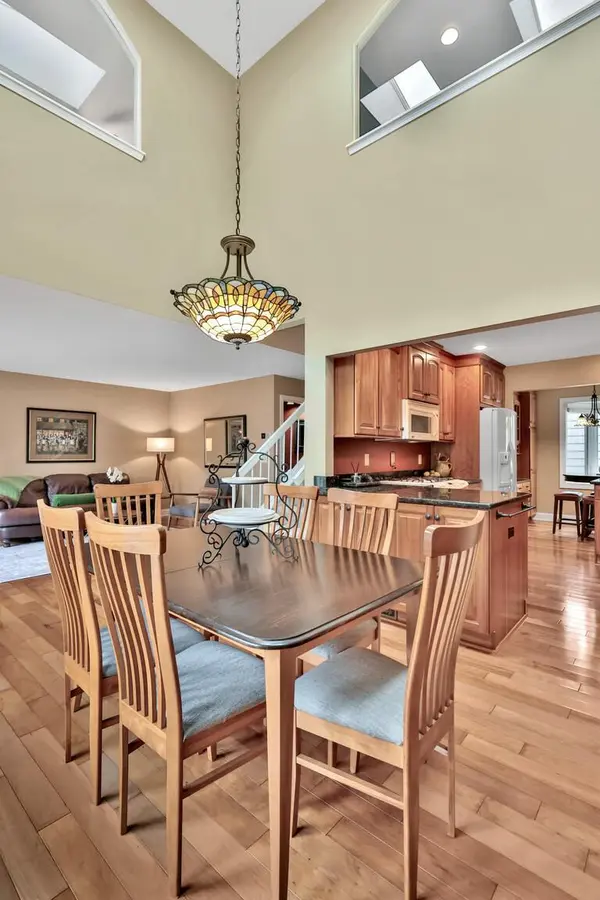 8264 Kingslee RD, Bloomington, MN 55438