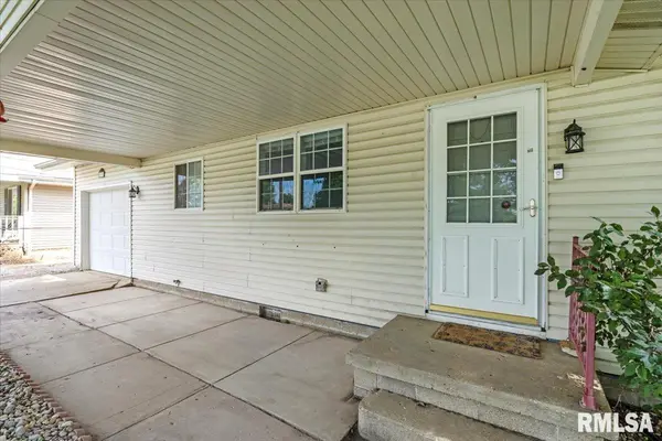 600 High School ST, Divernon, IL 62530