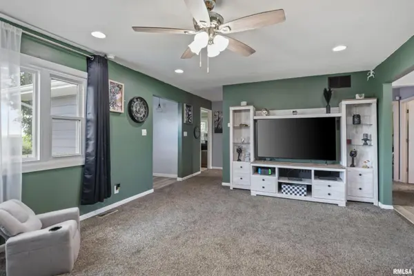1 COUNTY RD, Chatham, IL 62629