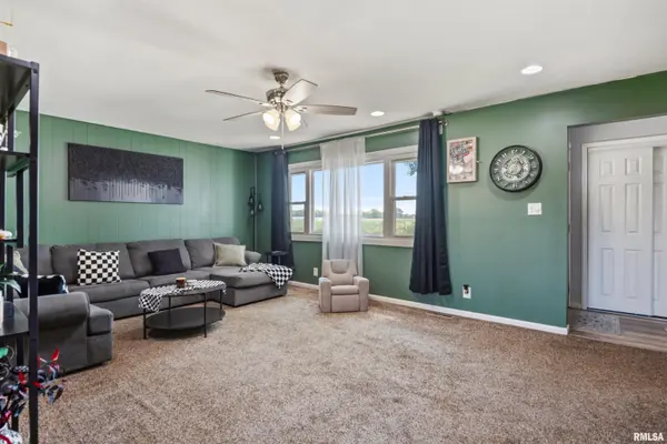 1 COUNTY RD, Chatham, IL 62629