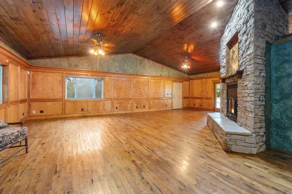 240 Wild Turkey Drive, Walnut Shade, MO 65771