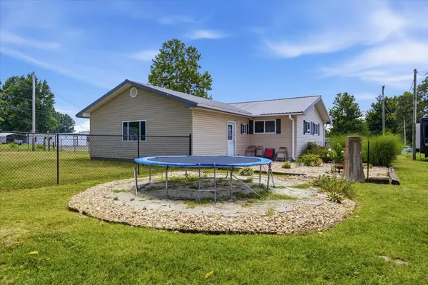 1225 E Church ST, Aurora, MO 65605