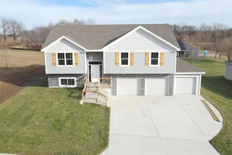 103 Sally CIR, Dearborn, MO 64439