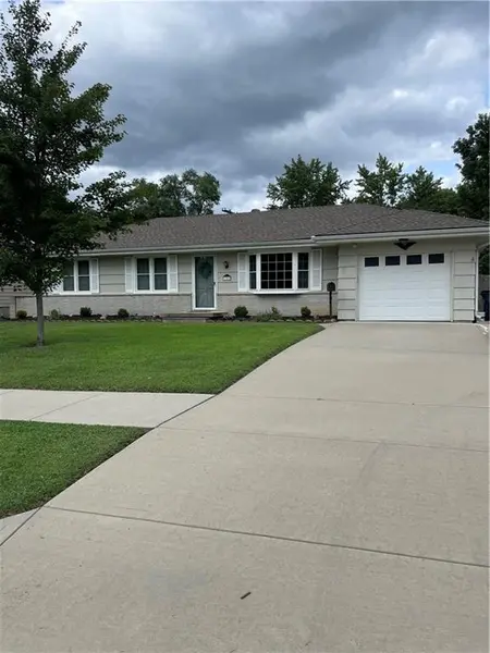 1202 E Willow DR, Olathe, KS 66061
