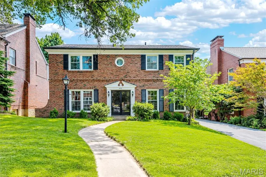 8016 Davis DR, St Louis, MO 63105