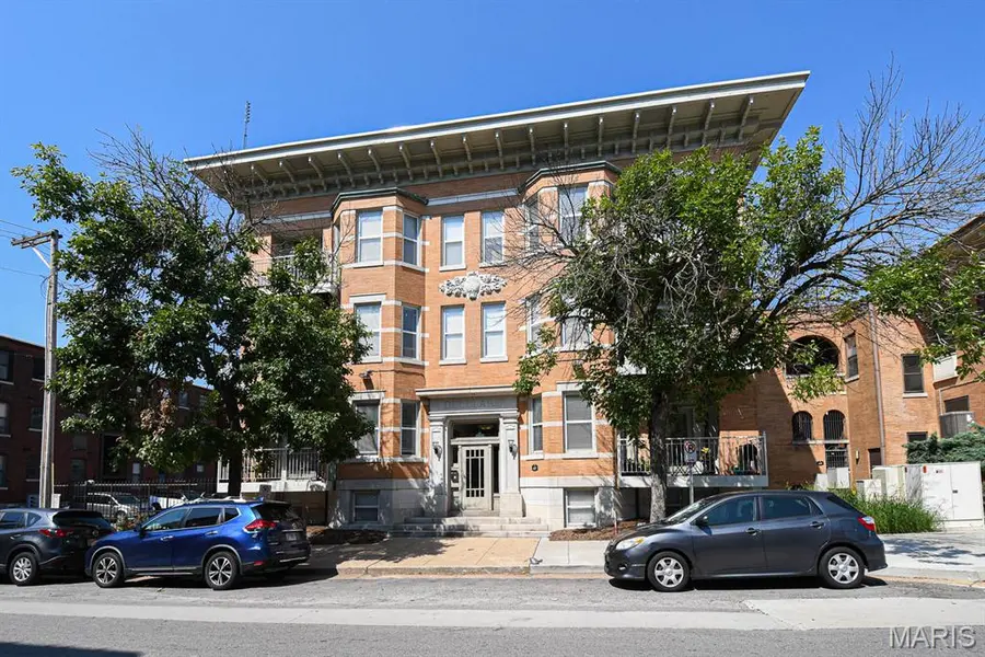 627 Clara AVE #104, St Louis, MO 63112