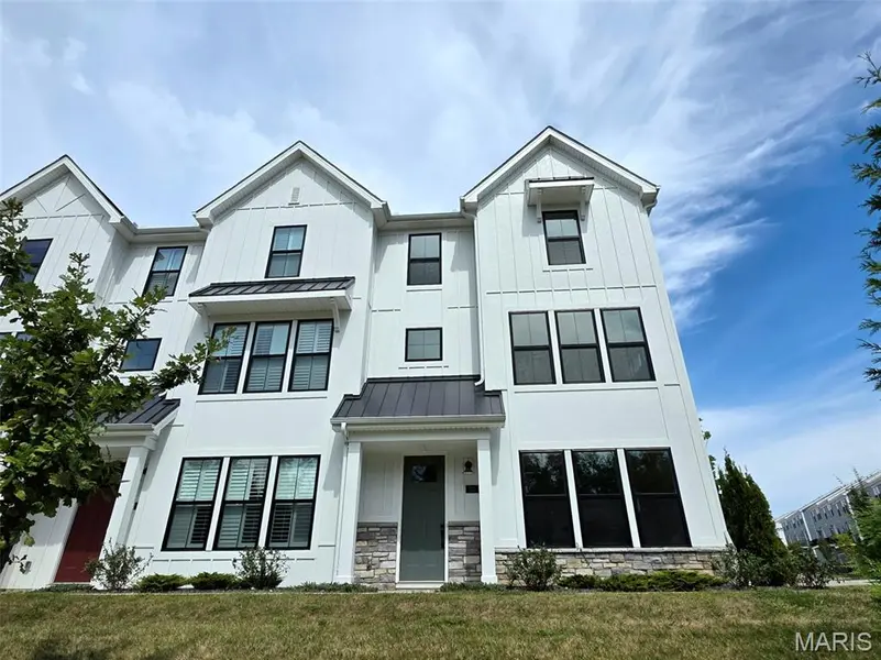 325 Mistflower CT, Chesterfield, MO 63005