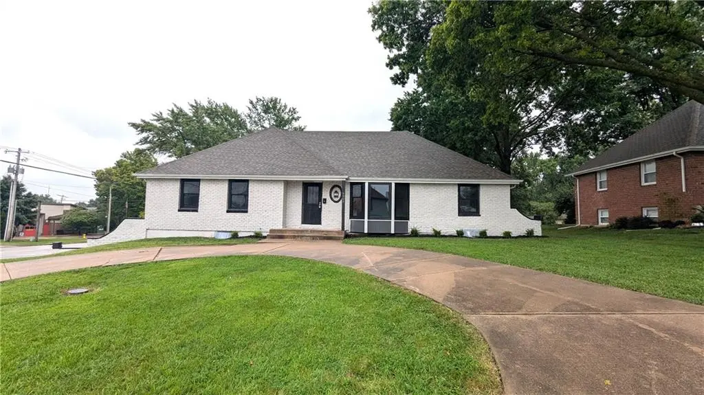 9909 E 76th TER, Raytown, MO 64138