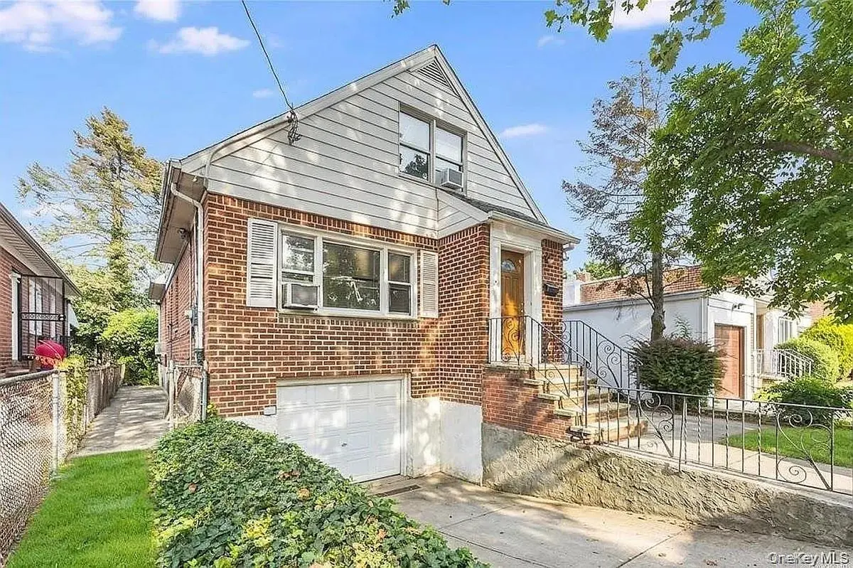 80-15B 168th ST, Jamaica Estates, NY 11432