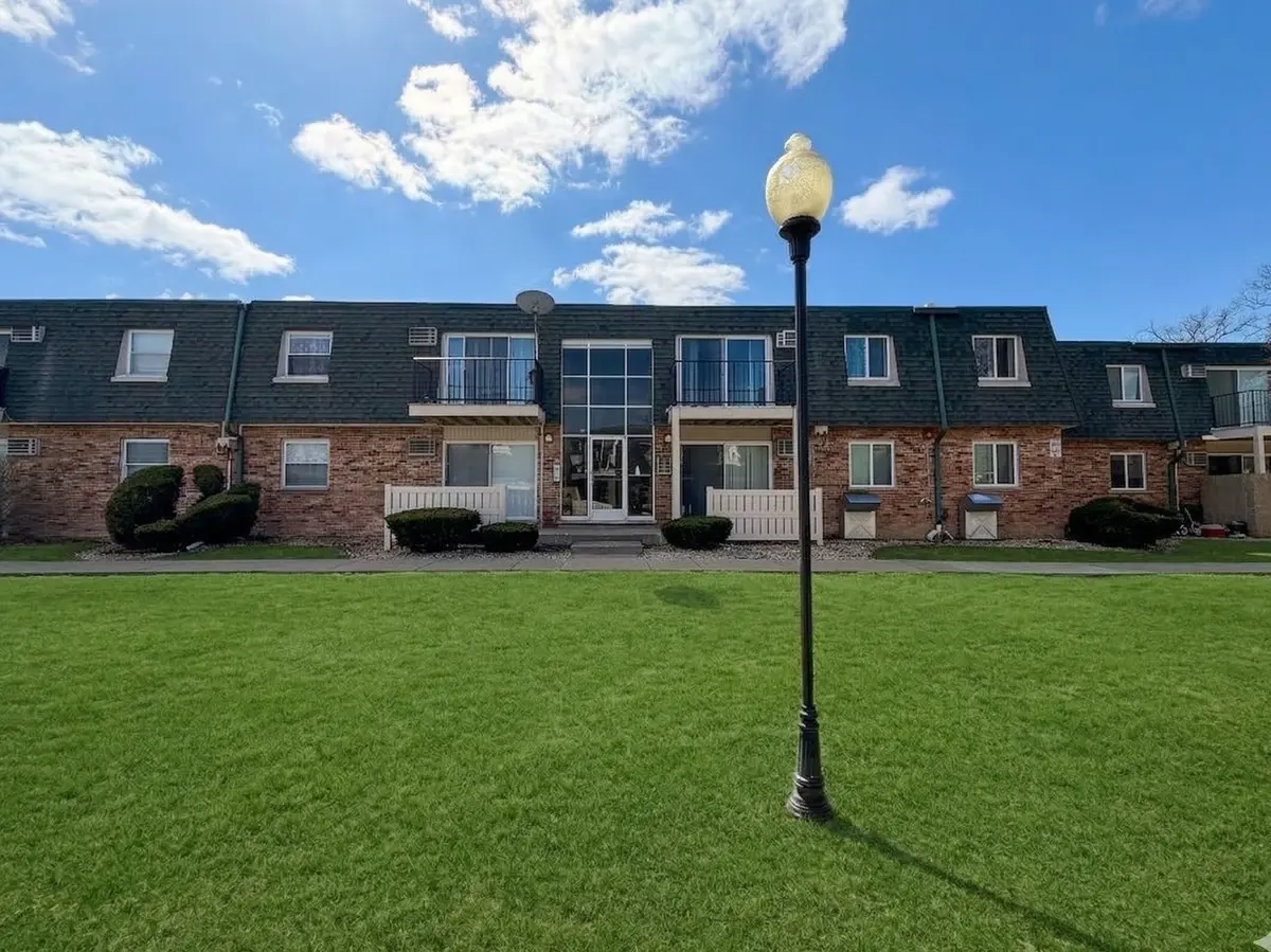 9954 S 84th TER #109, Palos Hills, IL 60465