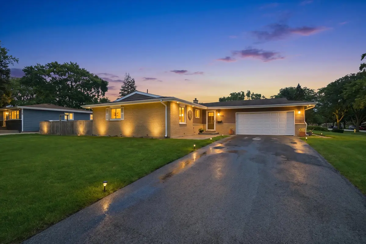 601 E Dogwood LN, Mount Prospect, IL 60056