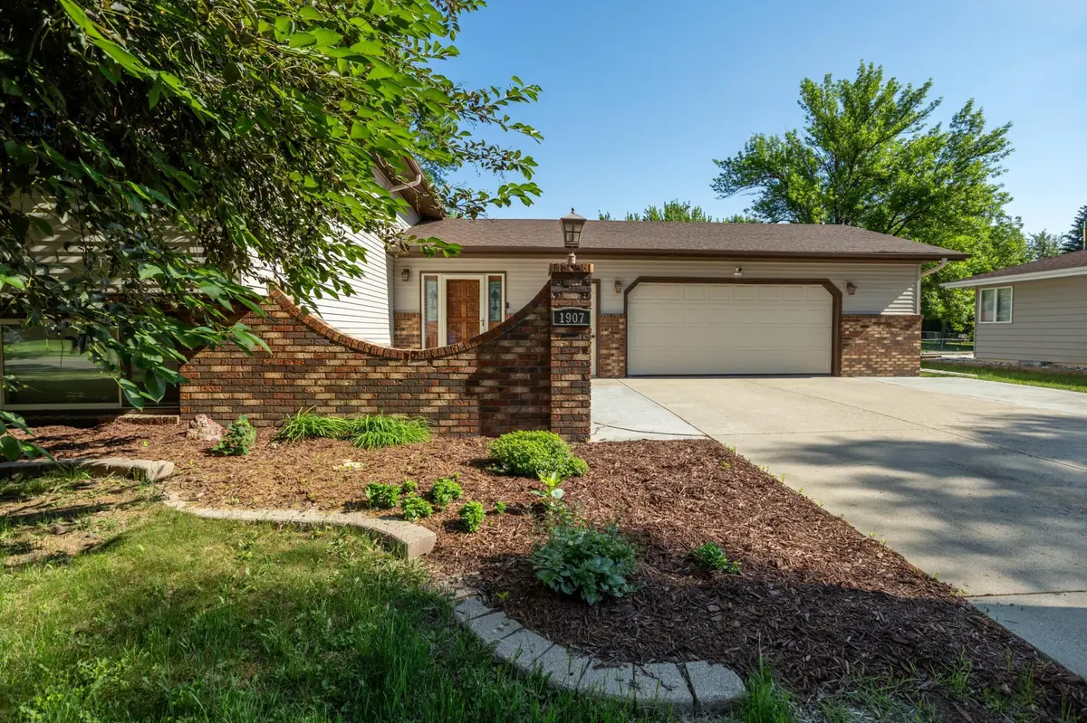 1907 25 1/2 AVE S, Fargo, ND 58103