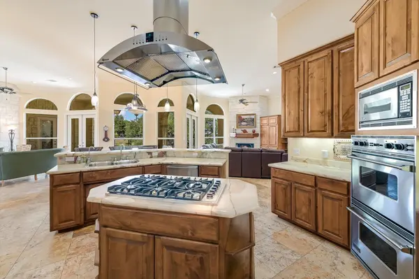 1001 Wesley Ridge DR, Spicewood, TX 78669