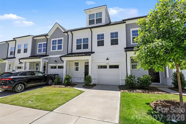 9521 Munsing DR, Charlotte, NC 28269