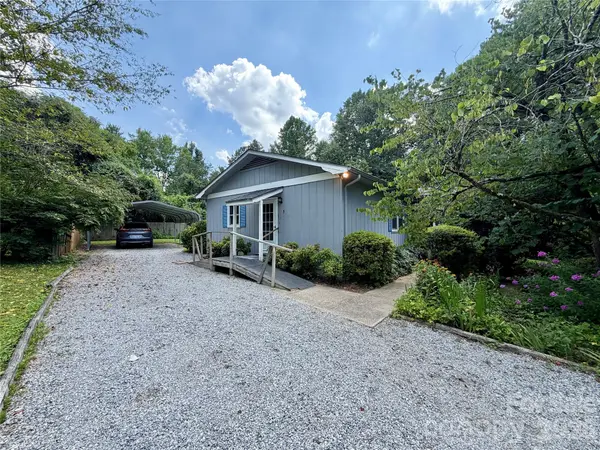 5 Dewberry DR, Hendersonville, NC 28792