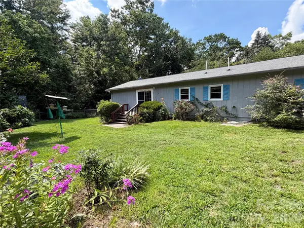 5 Dewberry DR, Hendersonville, NC 28792