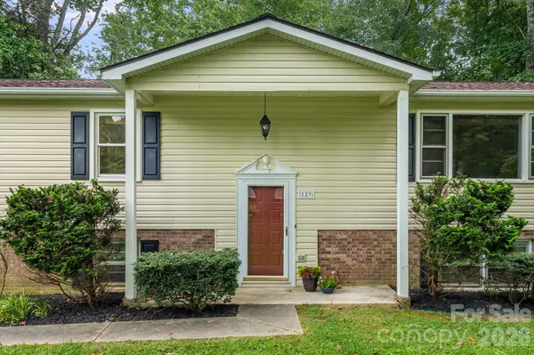 129 Whisperwood DR, Hendersonville, NC 28791