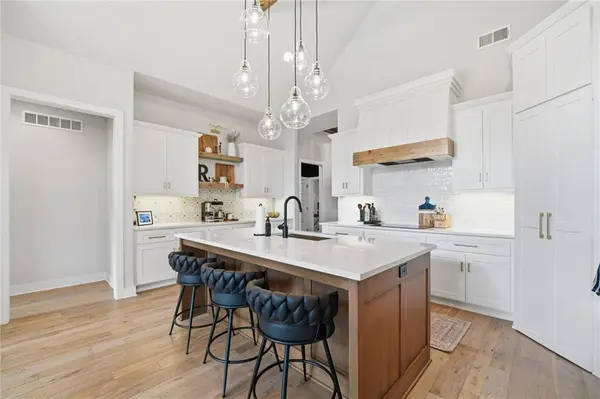 161 NW Carson DR, Lee's Summit, MO 64081