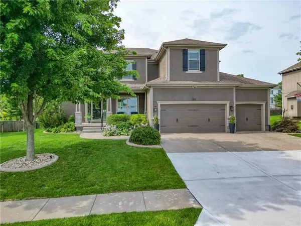 104 SW Shores DR, Lee's Summit, MO 64064