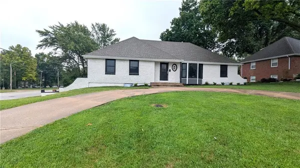 9909 E 76th TER, Raytown, MO 64138
