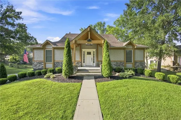 244 N Winnebago DR, Lake Winnebago, MO 64034