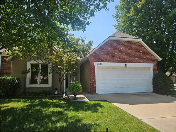8592 Caenen Lake CT, Lenexa, KS 66215