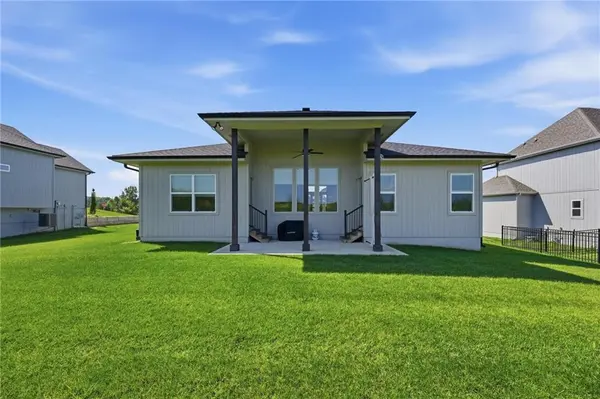1604 SW 27th ST, Lee's Summit, MO 64082