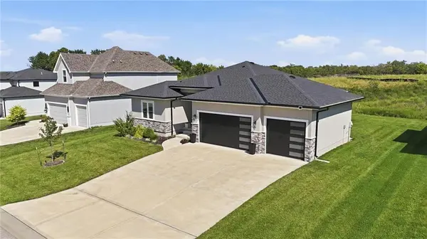 1604 SW 27th ST, Lee's Summit, MO 64082